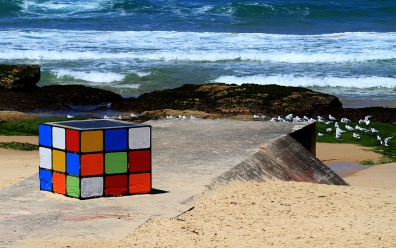 Un cubo di Rubik sulla spiaggia
